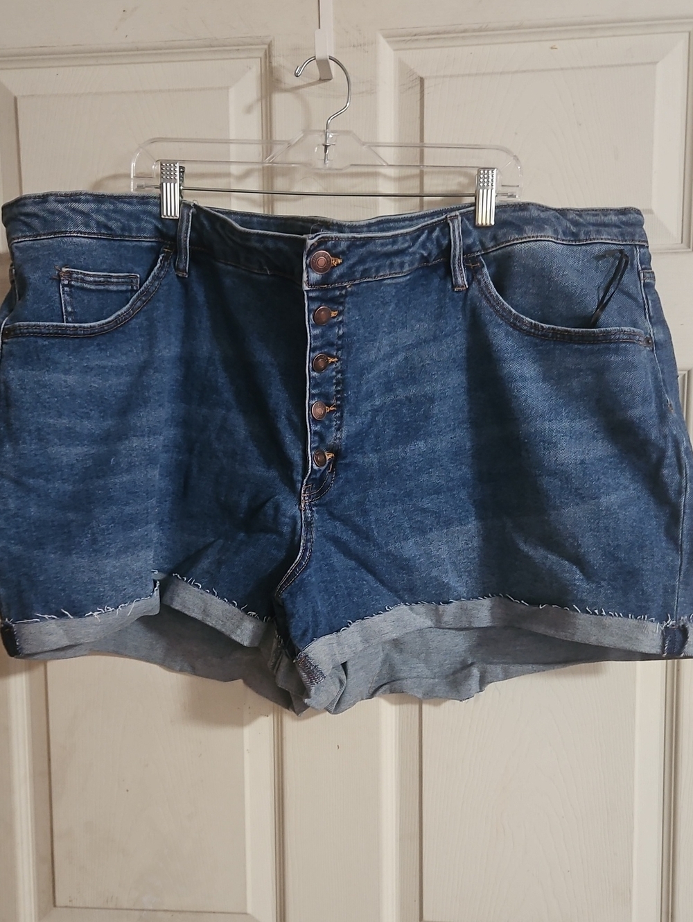 AVA & VIV MEDIUM WASH BUTTON FLY DENIM SHORTS: 4 IN INSEAM: NEW WITH TAGS: 30W